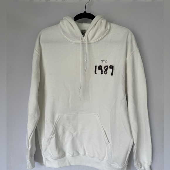 NWT 1989 Taylor Swift White Hoodie Pullover TS Album print Size Medium Swiftie - Picture 2 of 4